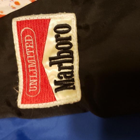 Marlboro Windbreaker Men's Medium. Has hood tucked in collar. - Picture 2 of 4